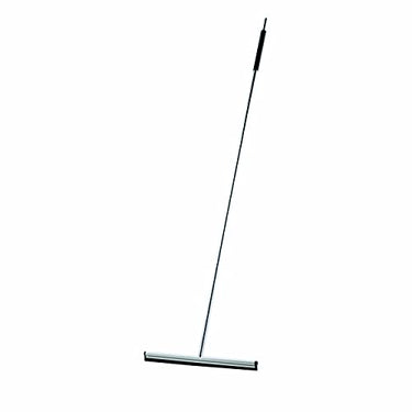 blomus -LAVEA- Bodenwischer aus poliertem Edelstahl, mit Wandhalter, praktisches Badaccessoire, streifenfreie Reinigung, hochwertige Verarbeitung, Modern (H / B / T: 122 x x 2 cm, Edelstahl, 68990) im Sale